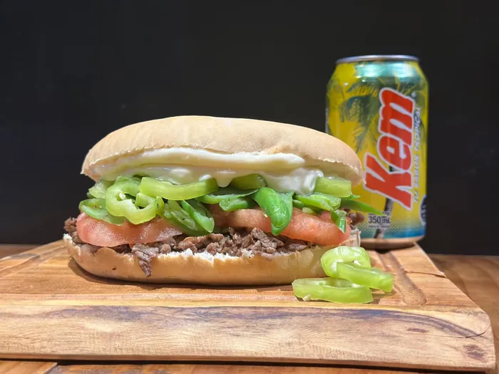 Sándwich de mechada con tomate y ají verde